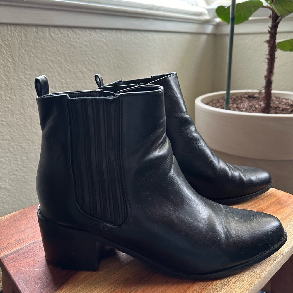 Black ankle boots. vegan leather size 8
